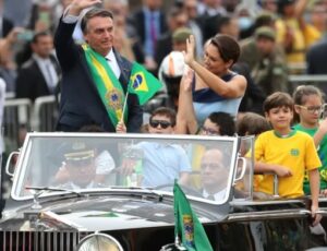 Chegada do Presidente Bolsonaro e primeira-dama ao desfile de 7 de Setembro é marcada por Rolls-Royce; veja vídeo