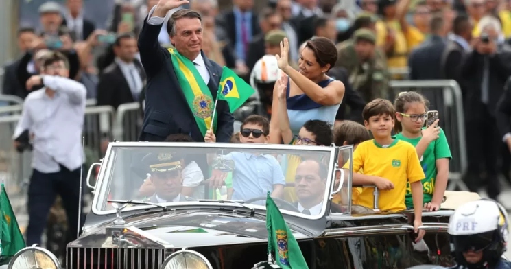 Chegada do Presidente Bolsonaro e primeira-dama ao desfile de 7 de Setembro é marcada por Rolls-Royce; veja vídeo