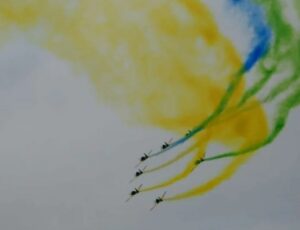 Esquadrilha da Fumaça colore o céu de verde, azul e amarelo no 7 de Setembro; veja vídeo