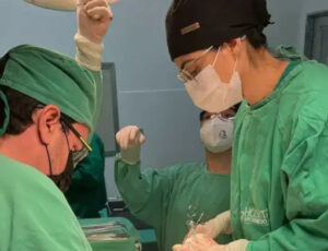 Mulher remove tumor de 46 kg que estava na região da barriga; veja imagens