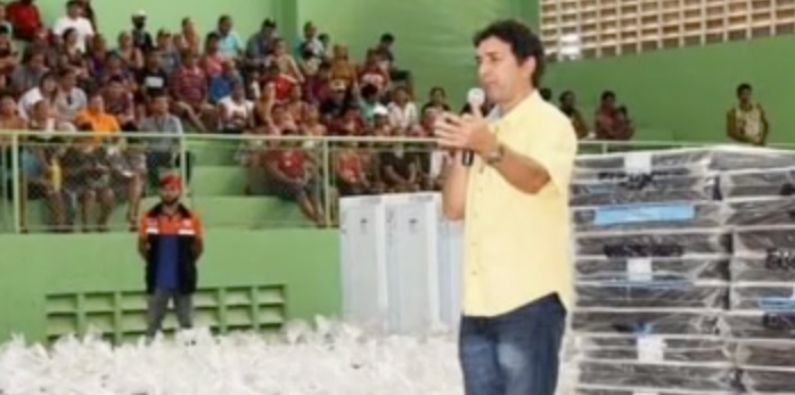 Bomba: Prefeito de Itacoatiara, Mário Abrahim, distribui rancho e eletrodomésticos em troca de votos para o filho; veja vídeo