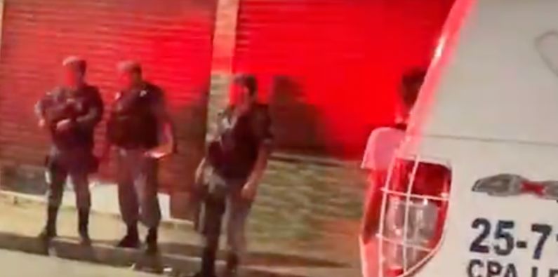 Homem é morto a tiros na frente da filha de 4 anos em panificadora no Jorge Teixeira; cenas fortes