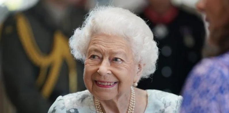 Bolsonaro decreta luto de três dias por morte de rainha Elizabeth II