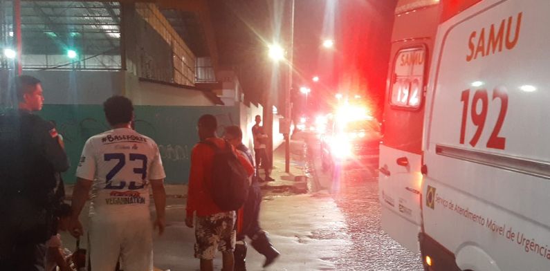 Motoqueiro é atropelado por ônibus da linha 014 após ultrapassagem na avenida Camapuã; cenas fortes