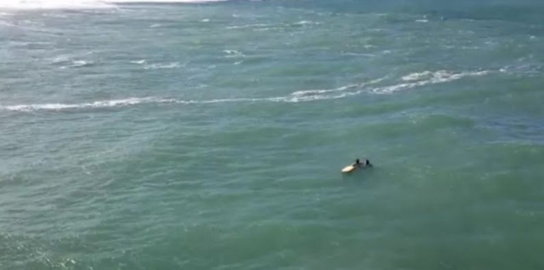 Surfista à deriva por 4h em mar é resgatado de helicóptero em Florianópolis