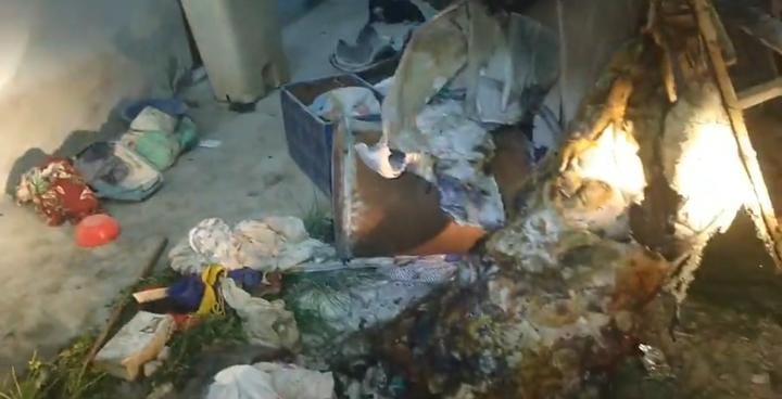 Crianças brincam com fósforo e causam incêndio em casa no bairro Alfredo Nascimento; veja imagens
