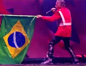 Iron Maiden homenageia brasileiros com bandeira nacional durante Rock in Rio