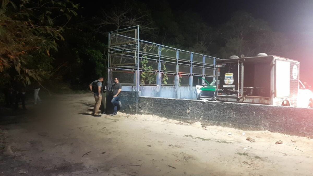 Homem é brutalmente morto em campo de futebol da Cidade Nova; veja imagens