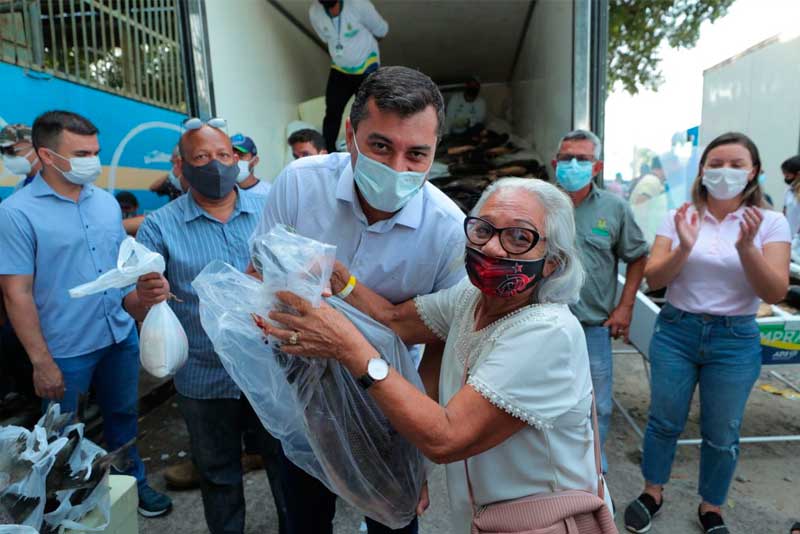 Wilson Lima entregou mais de 10 toneladas de pescado para famílias em Manaus