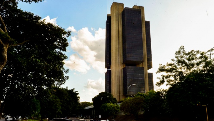 Após melhora da economia, mercado financeiro reduz projeção da inflação no Brasil