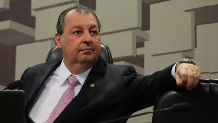 “É necessário valorizar esses profissionais”, diz senador Omar Aziz ao votar pela criação de piso salarial de fisioterapeutas