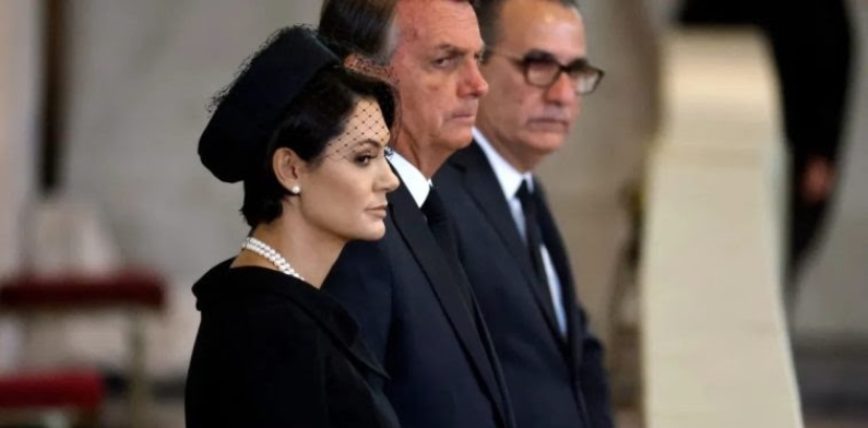 Bolsonaro visita o caixão e presta homenagem à rainha Elizabeth II, em Londres