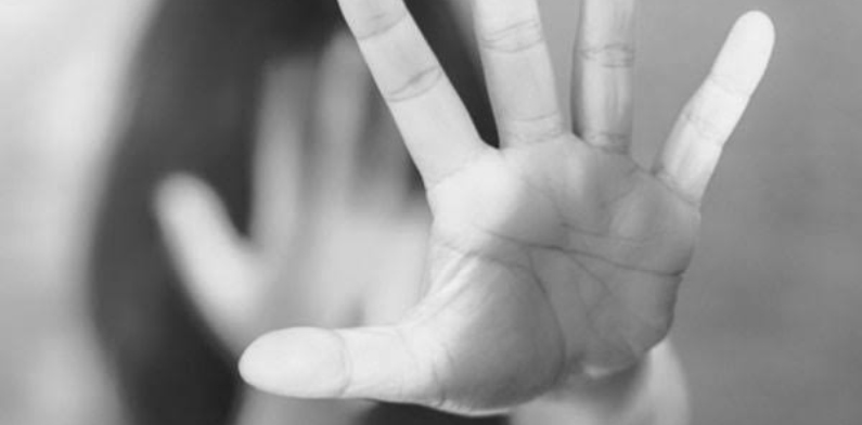 Criança de 11 anos é estuprada por ex-padrasto e mãe encontra pacote de camisinha no chão