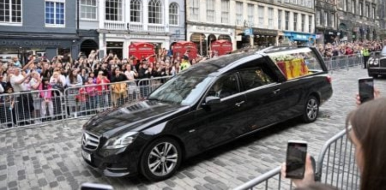 Após cortejo de 6 horas, caixão da rainha Elizabeth chega a Edimburgo