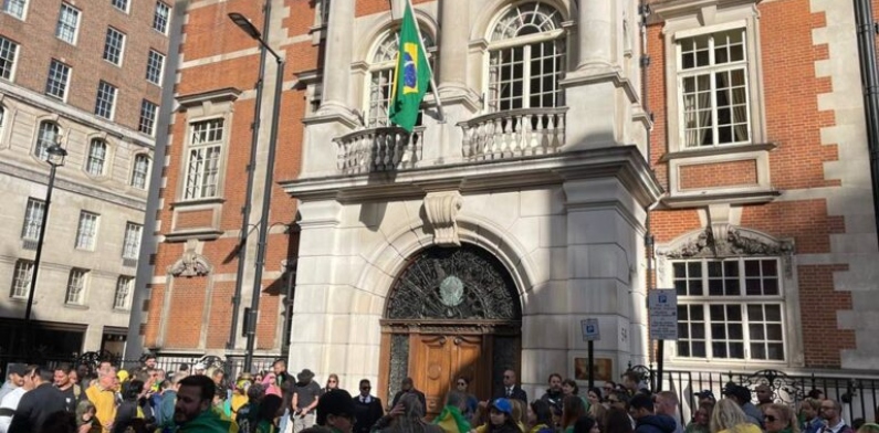 “Não tem como não ganhar no primeiro turno”, diz Bolsonaro em Londres; veja vídeo