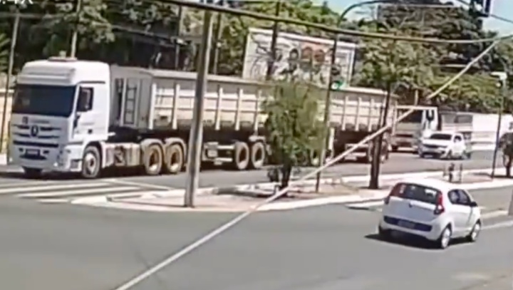 ‘A vida é um sopro’: câmera flagra momento que ciclista é esmagado por caminhão; veja