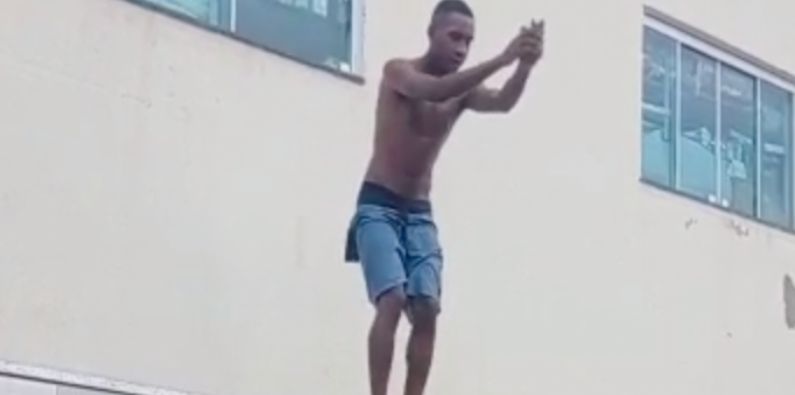 Chocante: jovem se empolga com ‘salto mortal’ e fica com a cabeça estourada na piscina; veja vídeo