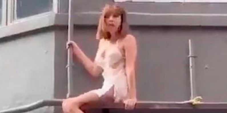 Acompanhante de luxo é flagrada fugindo pela janela após batida policial; veja vídeo