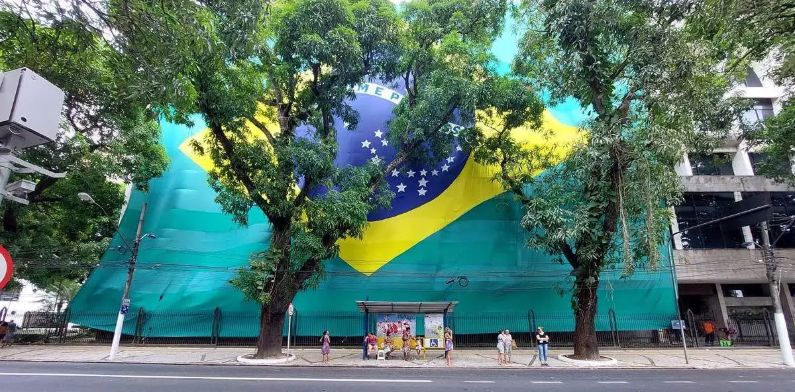 PT vai à Justiça contra bandeira do Brasil em igreja evangélica e pedido é rejeitado