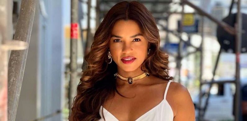 Na web, Lucy Alves exibe curvas com biquíni fininho e corpaço se destaca