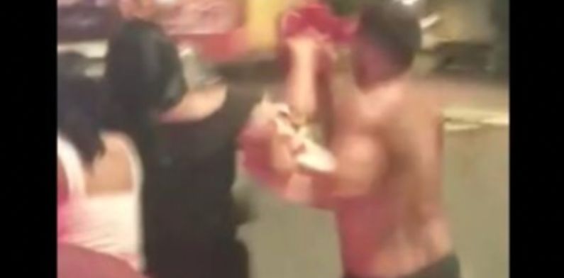 Desconfiado da ‘galhada’, homem vai ao bar e se depara com mulher nos braços do ‘melhor amigo’; veja vídeo