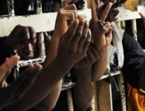 Governo Bolsonaro diminuiu 52,2% do auxílio para famílias de bandidos e começa a pagar para vítimas