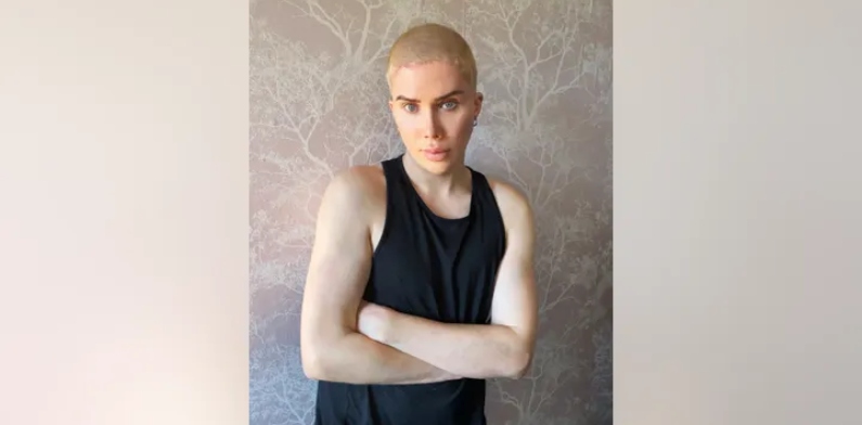 Influenciador, ator e cantor britânico enjoa de ser mulher trans e volta a ser homem; “Não é pra mim”