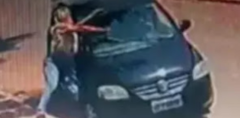 Chocante: mulher é atropelada e puxada pelos cabelos após ex-companheiro não aceitar o fim; veja vídeo