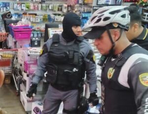 Assaltante agoniza após levar "balaço" dentro de loja no Centro de Manaus; veja vídeo