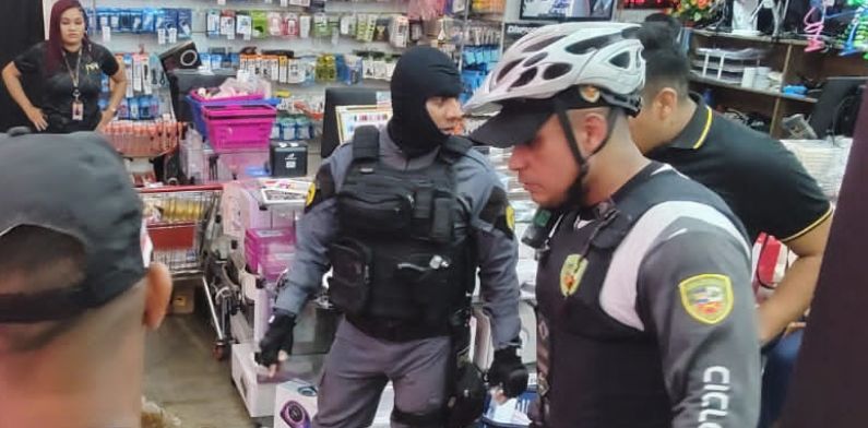 Assaltante agoniza após levar “balaço” dentro de loja no Centro de Manaus; veja vídeo