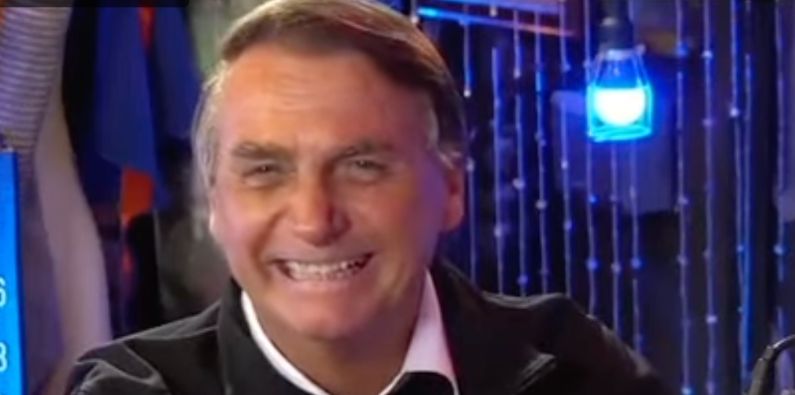 Bolsonaro bate recorde de Lula e ultrapassa mais de 1,3 milhão de acessos em podcast