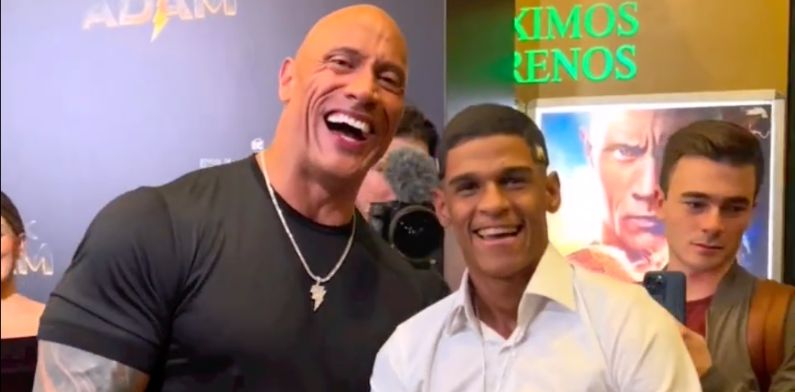 Luva de Pedreiro ‘encara’ The Rock e faz astro cair na gargalhada; ‘Zerei o game’