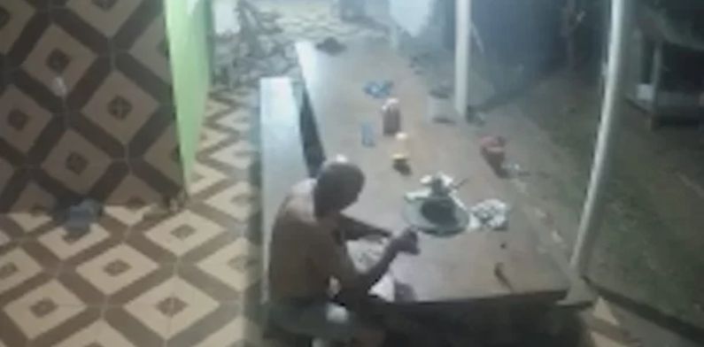Chocante: vídeo mostra exato momento em que idoso é atingido por bala perdida enquanto jantava; veja