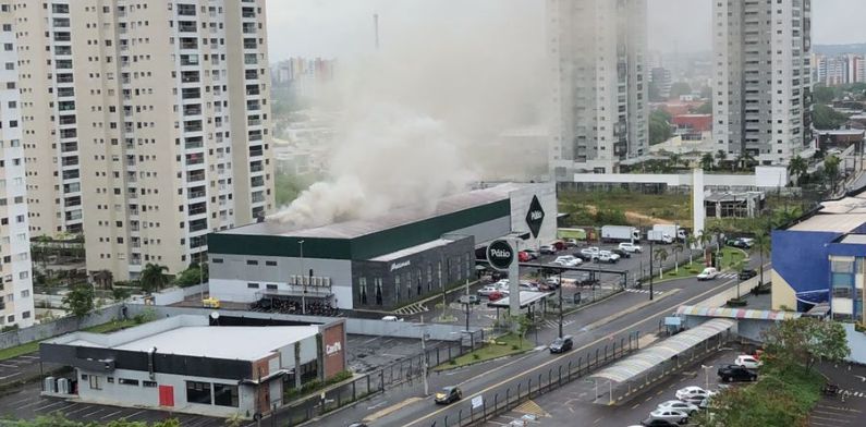 Urgente: funcionários do Pátio Gourmet evacuam prédio após princípio de incêndio; veja vídeo