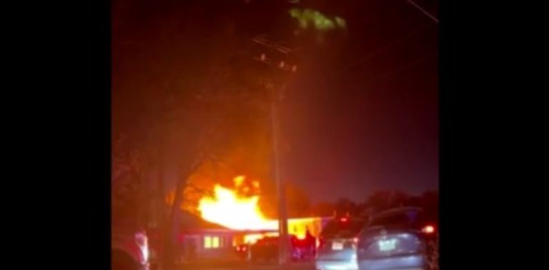 Tragédia: avião monomotor cai sobre prédio em residencial nos EUA; todos a bordo morrem