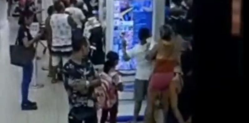 Revoltante: mulher é flagrada agredindo criança autista de 8 anos dentro de shopping em Manaus; veja vídeo