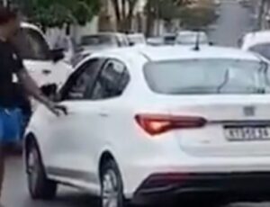 Homem é preso após agredir esposa no meio da rua; veja vídeos