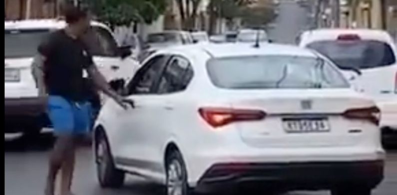 Homem é preso após agredir esposa no meio da rua; veja vídeos