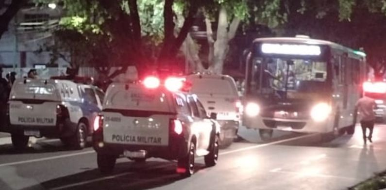 Urgente: passageiros são feitos reféns durante assalto a ônibus da linha 321 no Centro; veja vídeo