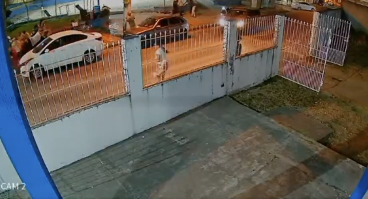 “Meu pior pesadelo”, diz mãe que viu filho sendo executado a tiros; veja vídeo