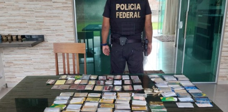 PF investiga retenção de cartões do Auxílio Brasil por comerciantes em troca de empréstimos