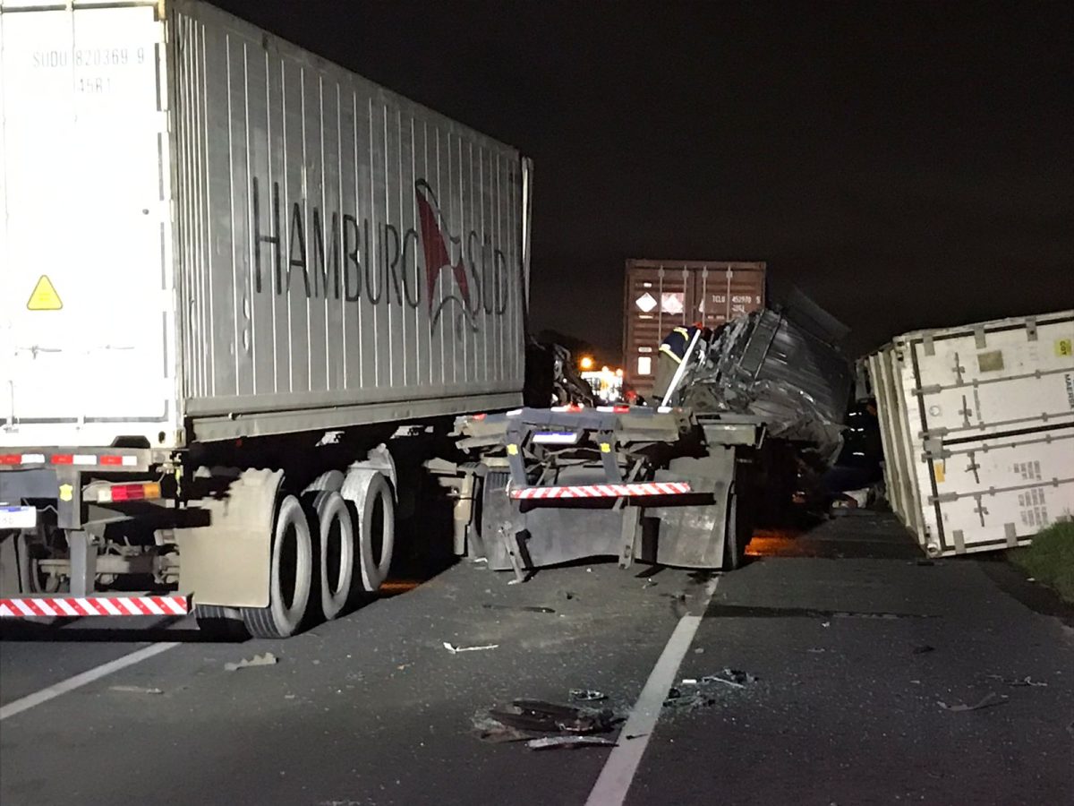 Caminhoneiro morre em acidente entre 4 caminhões e 1 carro na estrada