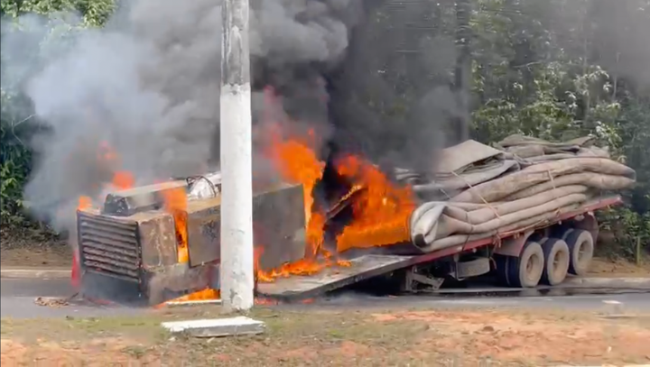 Urgente: parte de caminhão pega fogo na Avenida do Turismo; veja vídeo