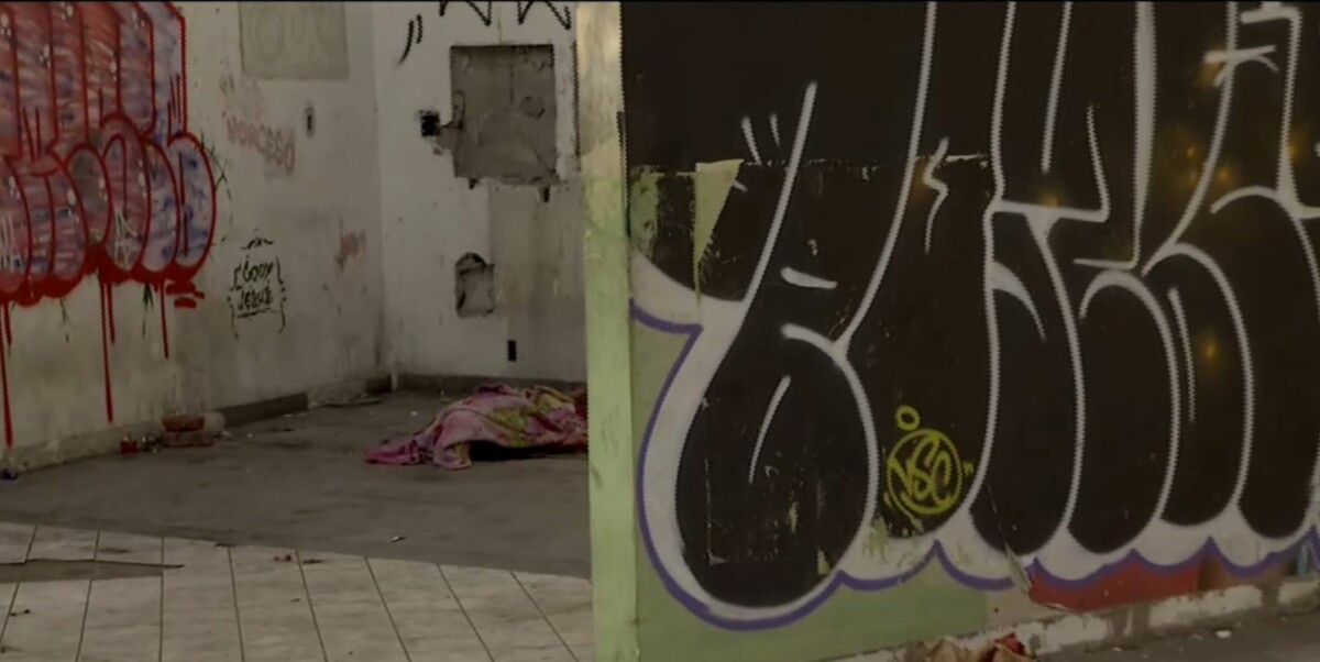 Morador de rua tem crânio esmagado enquanto dormia no antigo PAC do Educandos