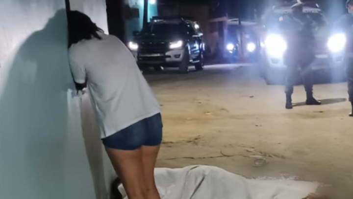 Homem é crivado de balas, agoniza e morre nos braços de esposa, em Manaus
