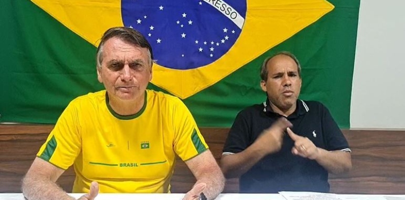 “Não podemos sonhar em deixar essa turma voltar a ocupar Brasília”, diz Bolsonaro em última live antes das eleições