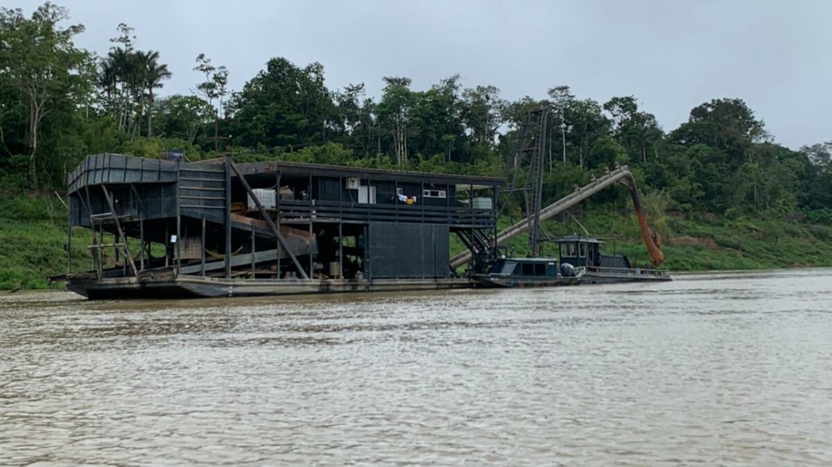 Permanência de draga garimpeira no rio Juruá ameaça uma das áreas mais preservadas da Amazônia