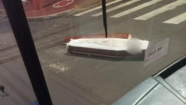 Carro funerário deixa caixão cair e corpo fica exposto na rua; veja vídeo 