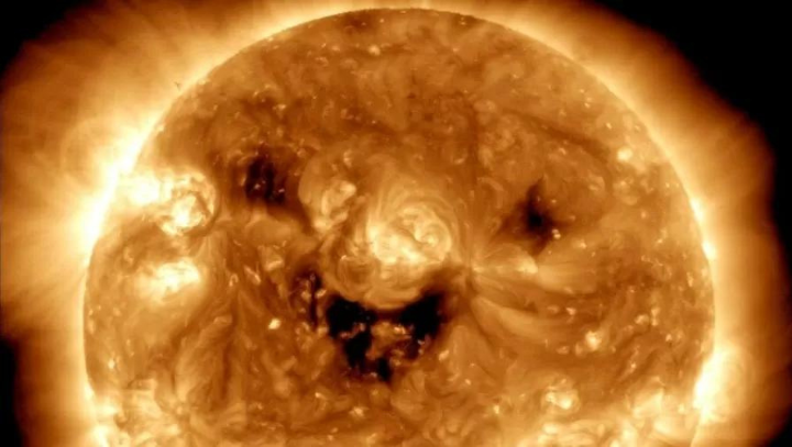 Halloween? ‘Sol sorrindo’ assusta em foto divulgada da NASA