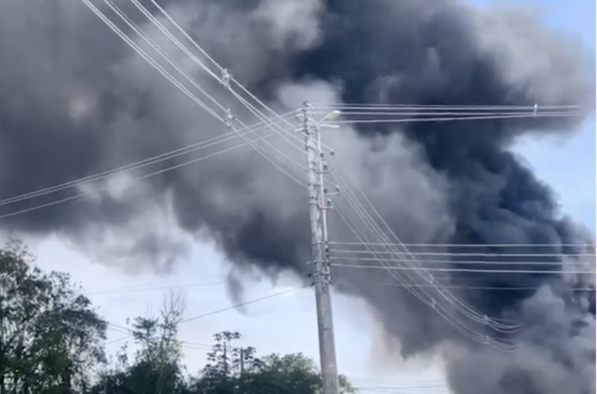 Incêndio no Distrito Industrial é visto de diversos pontos da cidade de Manaus; veja vídeo